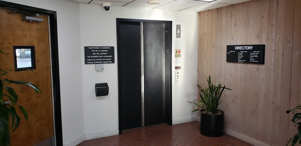 7033 Owensmouth Ave, Canoga Park, CA à louer - Hall d’entrée - Image 3 de 8