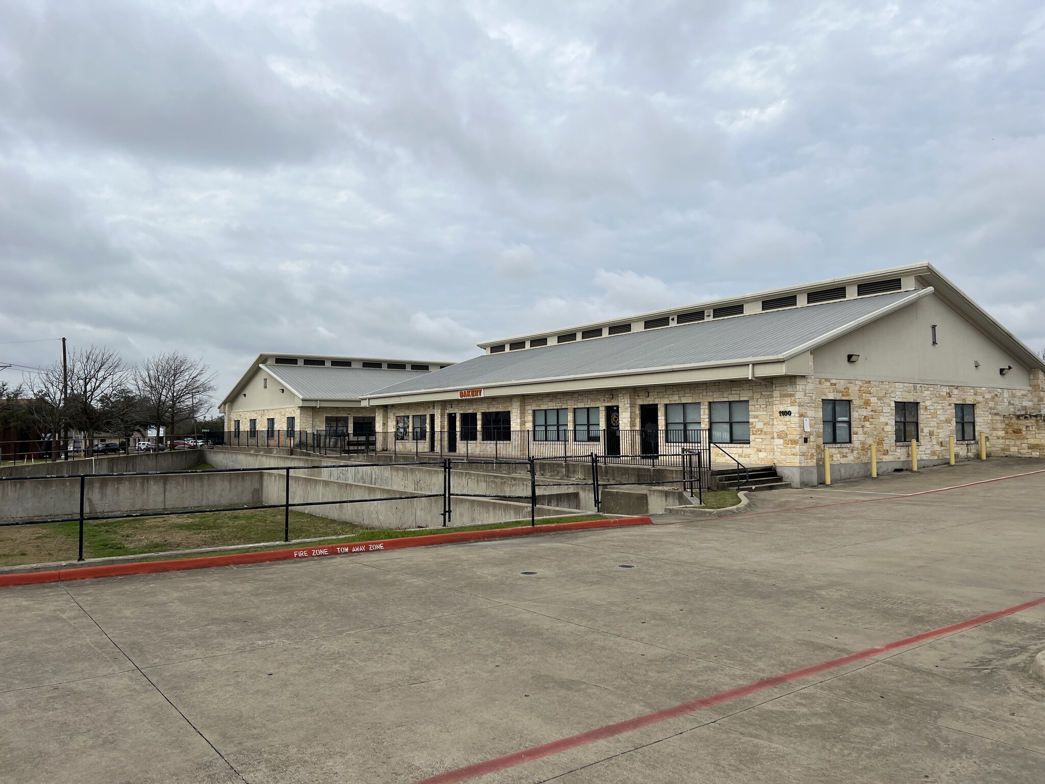 1050 Meadows Dr, Round Rock, TX for lease Building Photo- Image 1 of 13