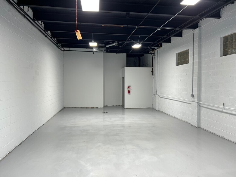 20227 Mack Ave, Grosse Pointe, MI for lease - Building Photo - Image 2 of 8