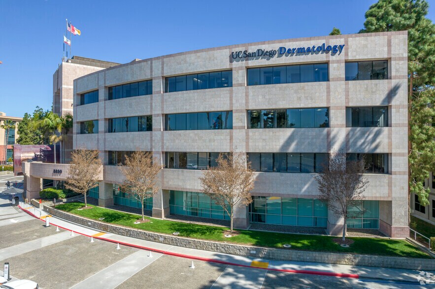 8899 University Center Ln, San Diego, CA à louer - Photo du bâtiment - Image 2 de 7