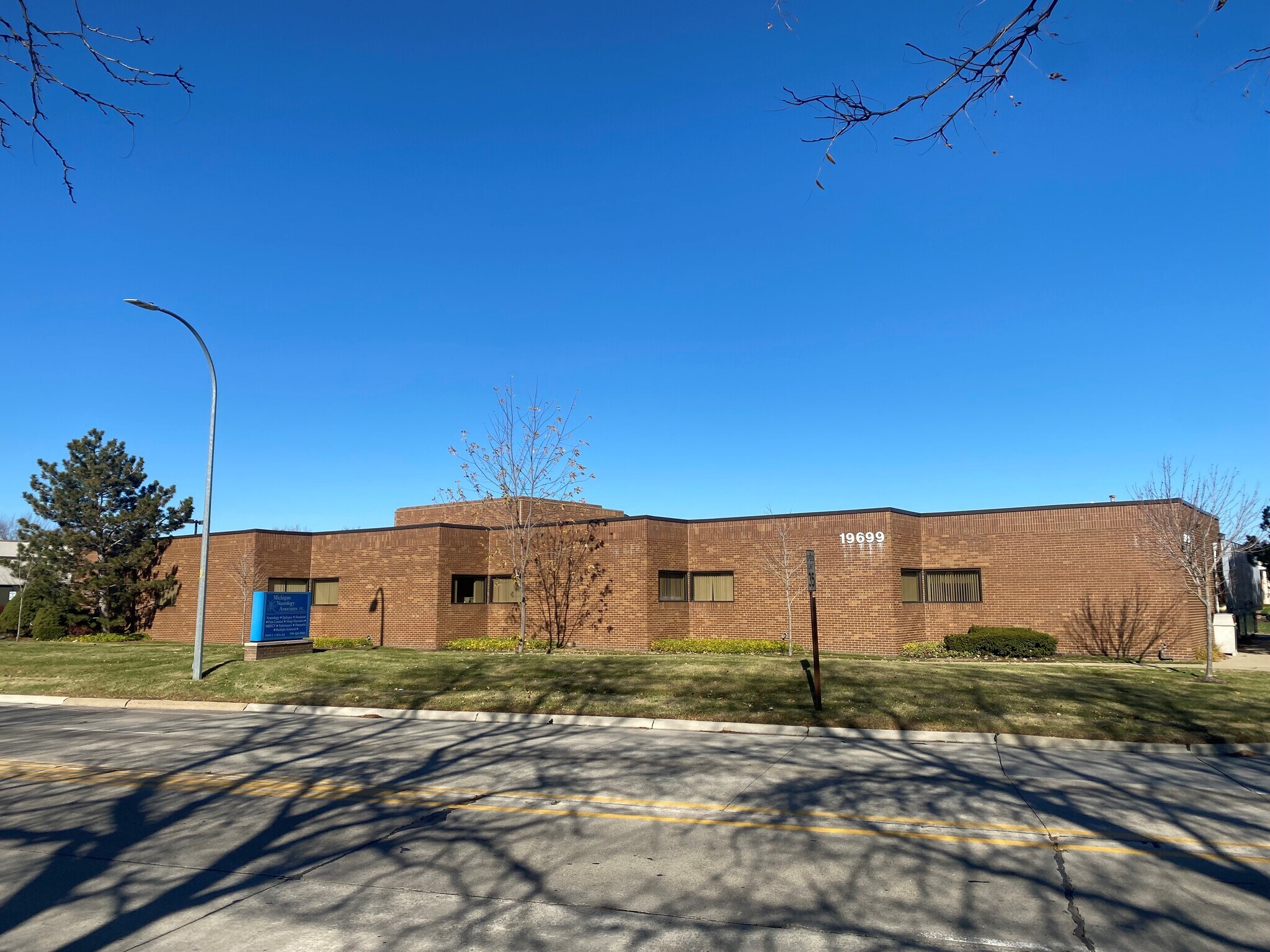19699 E 8 Mile Rd, Saint Clair Shores, MI à louer Photo du bâtiment- Image 1 de 7