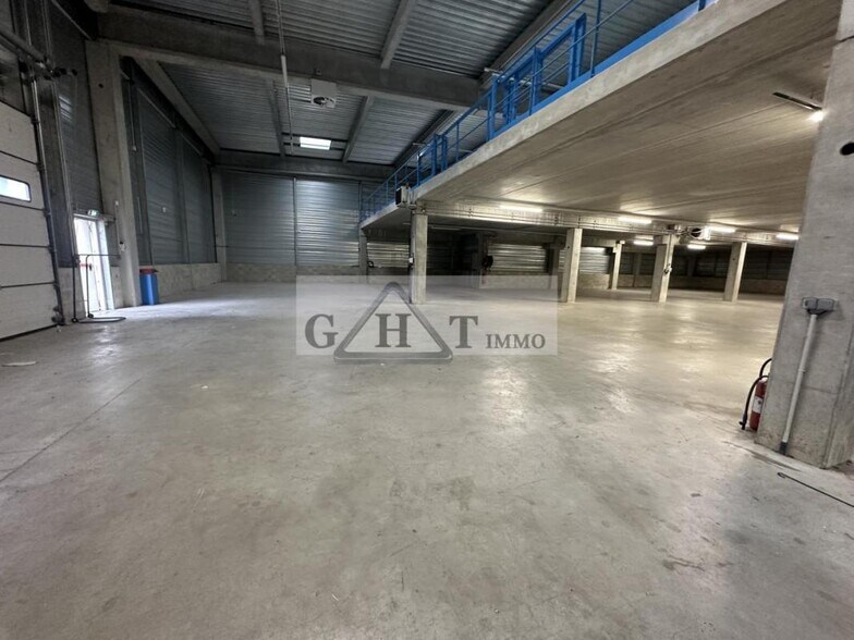 Industrial in Créteil for lease - Interior Photo - Image 3 of 7