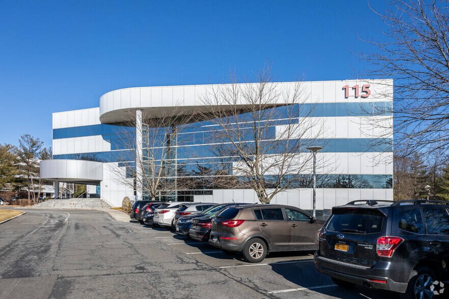 115 E Stevens Ave, Valhalla, NY à louer - Photo du bâtiment - Image 2 de 8