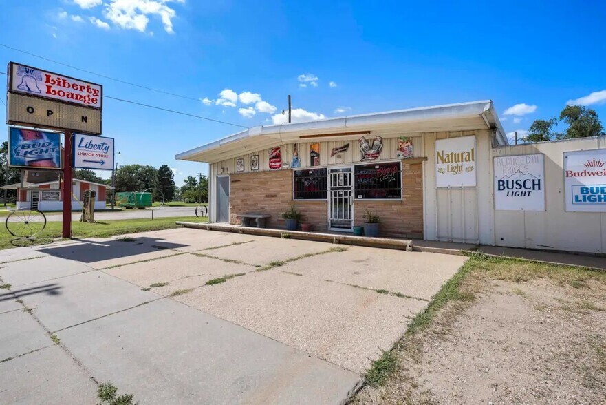 2106 E 4th Ave, Hutchinson, KS for sale - Building Photo - Image 1 of 35