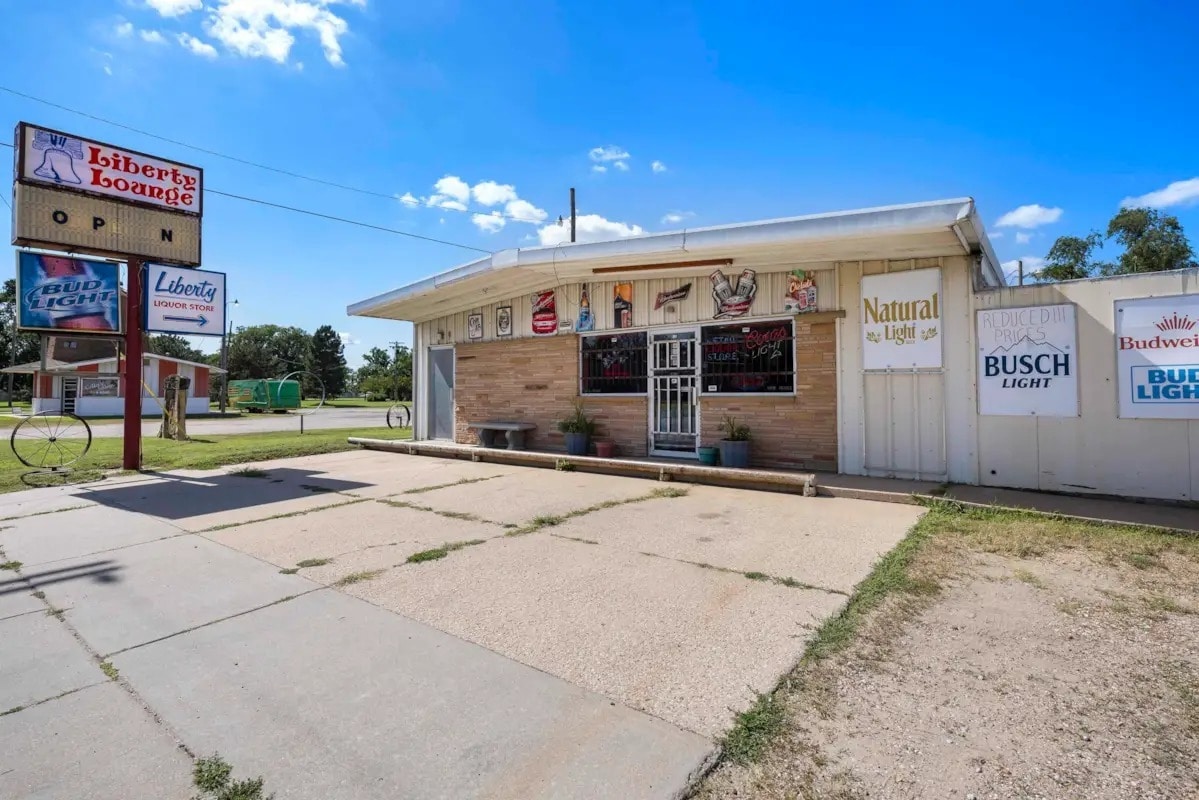 2106 E 4th Ave, Hutchinson, KS for sale Building Photo- Image 1 of 36