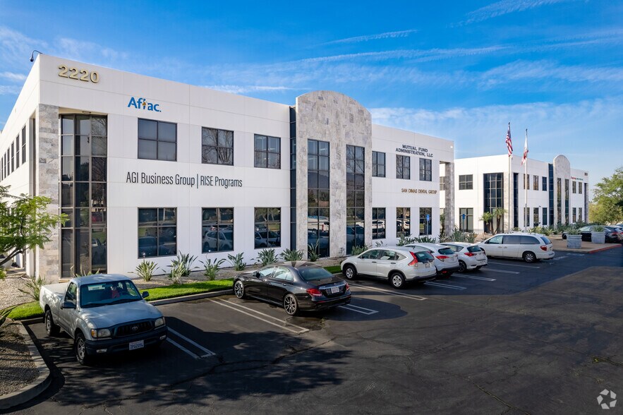 2200 E Route 66, Glendora, CA à louer - Photo du bâtiment - Image 3 de 5