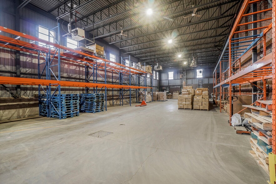 1280 Boul Jules-Poitras, Montréal, QC à louer - Photo du bâtiment - Image 3 de 21