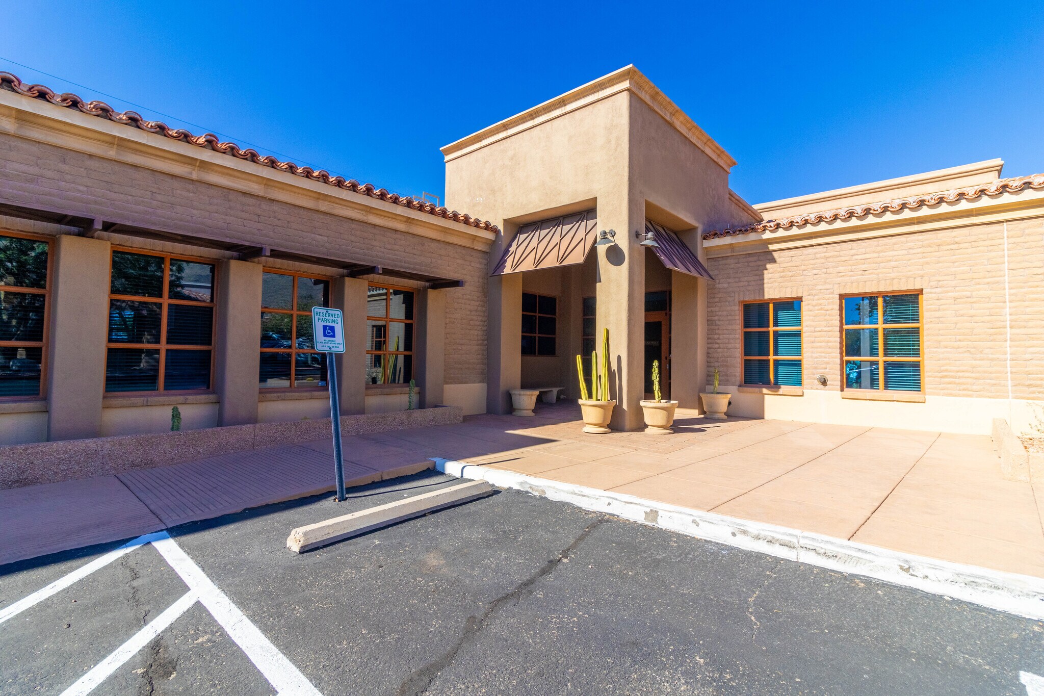 1725 E Skyline Dr, Tucson, AZ à louer Photo du bâtiment- Image 1 de 19