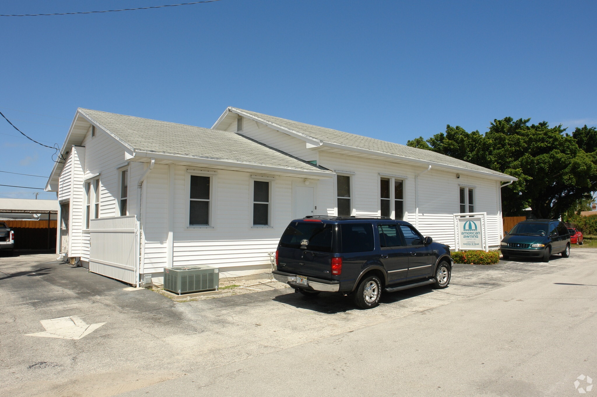 537 Pine Ter, West Palm Beach, FL for sale Primary Photo- Image 1 of 3
