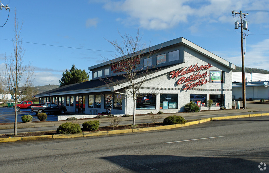 330 NE Garden Valley Blvd, Roseburg, OR for lease - Building Photo - Image 3 of 10