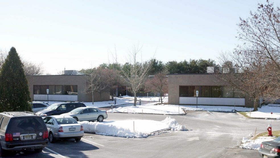 7 Centre Dr, Monroe Township, NJ for lease - Building Photo - Image 2 of 5
