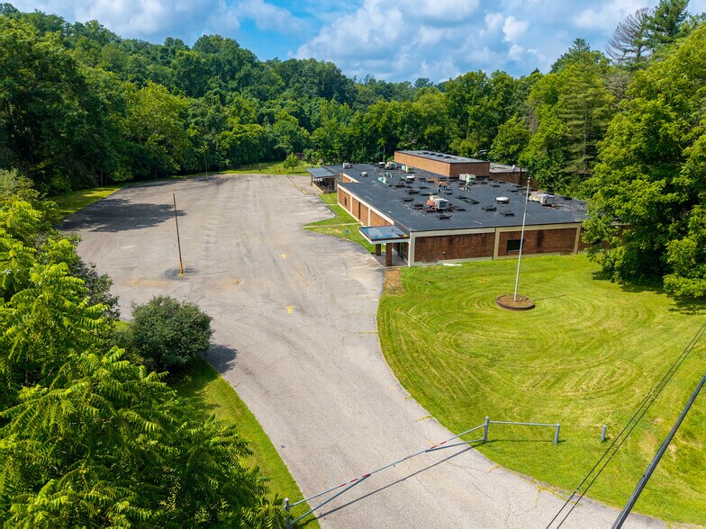 700 Channel Ln, Marietta, OH à louer - Photo du bâtiment - Image 2 de 16