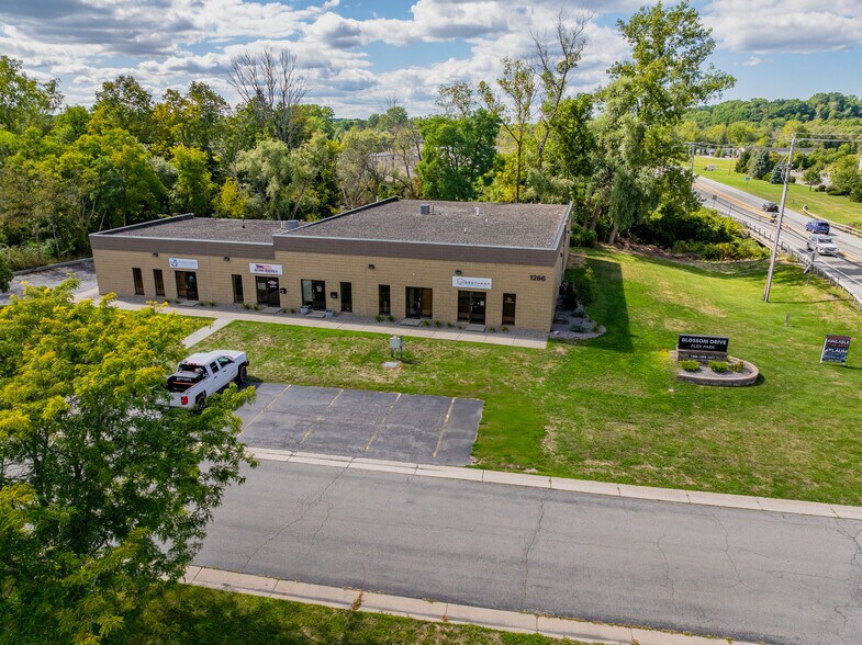 1290 Blossom Dr, Victor, NY à louer - Photo du bâtiment - Image 3 de 6