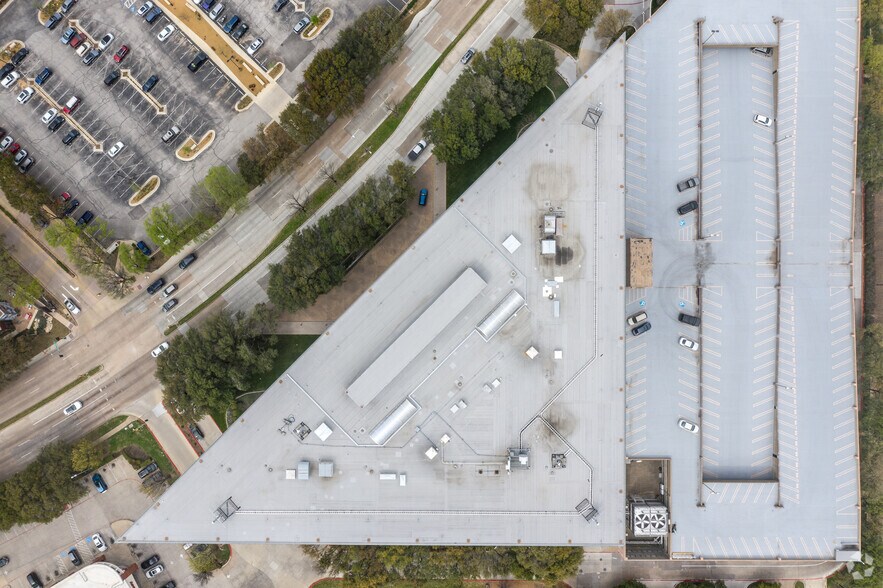 8144 Walnut Hill Ln, Dallas, TX à louer - Photo du bâtiment - Image 3 de 10