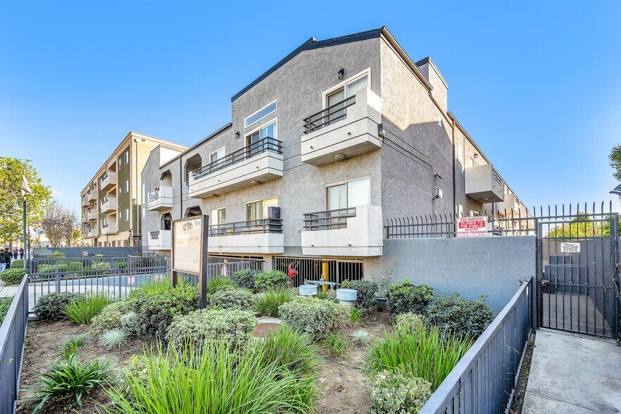 14668 Nordhoff St, Panorama City, CA à vendre - Photo du bâtiment - Image 3 de 27