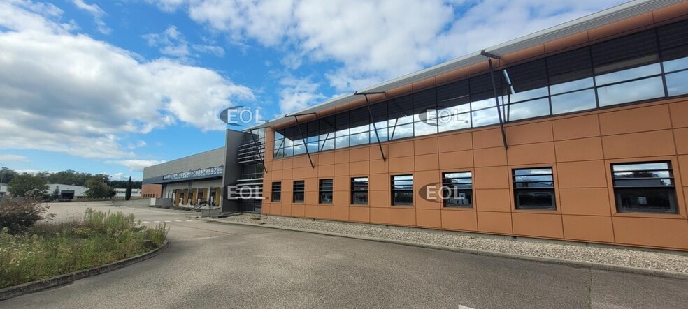 Industrial in Miribel for lease - Building Photo - Image 1 of 8