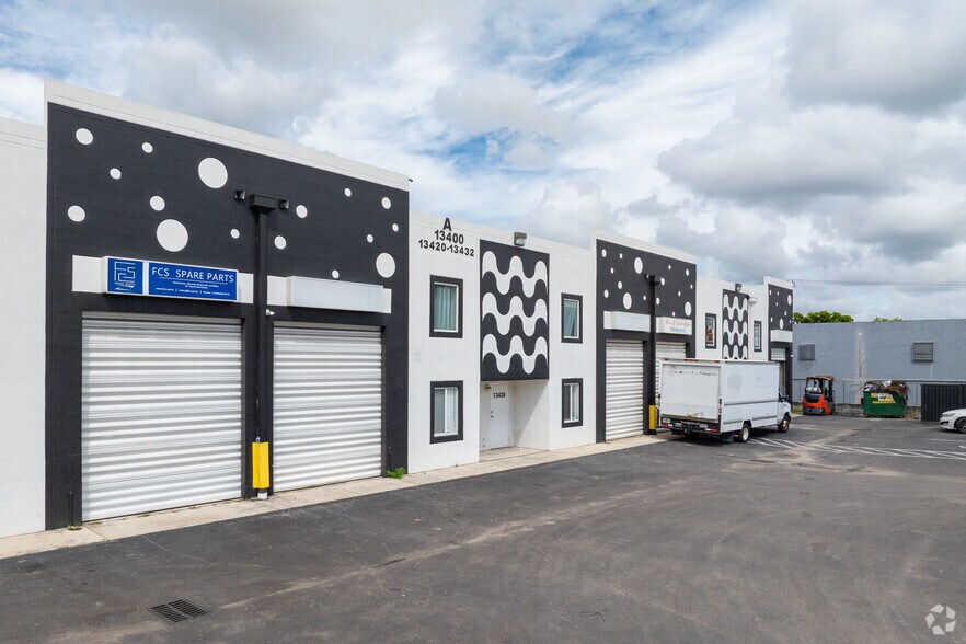 13420-13432 NW 38th Ct, Opa Locka, FL à louer - Photo principale - Image 1 de 22