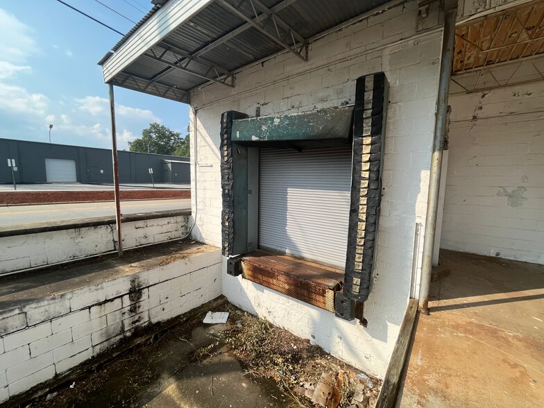 901 1st Ave, Opelika, AL à louer - Photo du bâtiment - Image 2 de 3