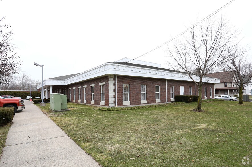 7 N Washington St, Plainville, CT à louer - Photo du bâtiment - Image 3 de 5
