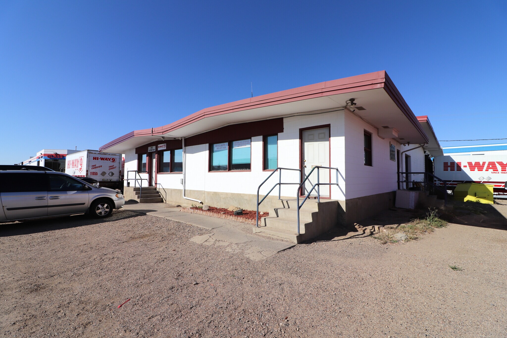 662 15 St SW, Medicine Hat, AB for sale Primary Photo- Image 1 of 34