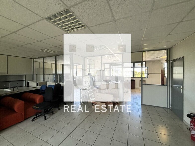 9 Allée Des Tulipiers, Bron for lease - Interior Photo - Image 2 of 6