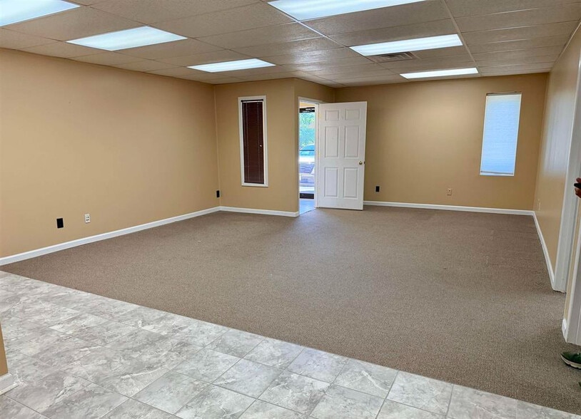 1605 W Candletree Dr, Peoria, IL à vendre - Photo du bâtiment - Image 3 de 12