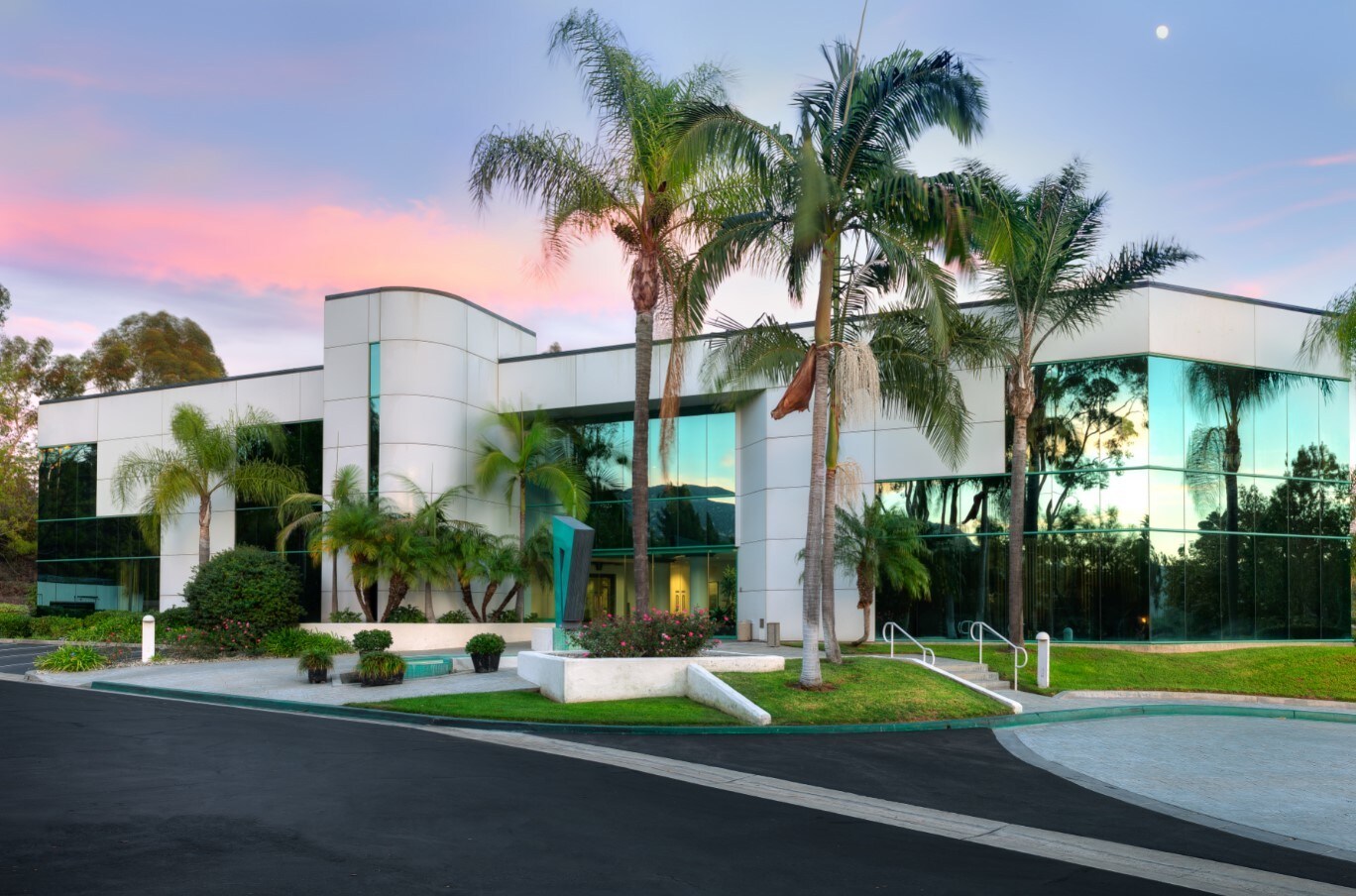 16955 Via del Campo, San Diego, CA à louer Photo du bâtiment- Image 1 de 8