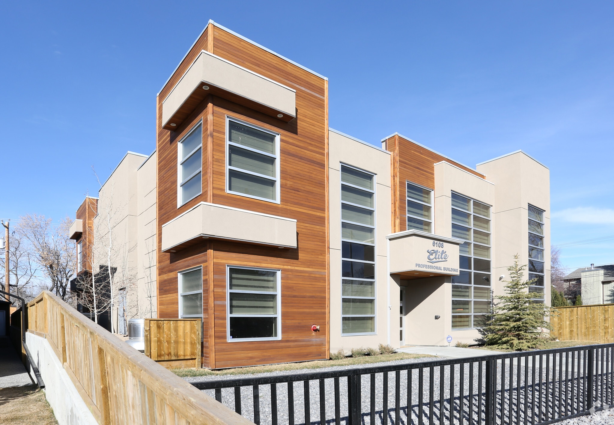 6108 Bowness Rd NW, Calgary, AB à vendre Photo du bâtiment- Image 1 de 14
