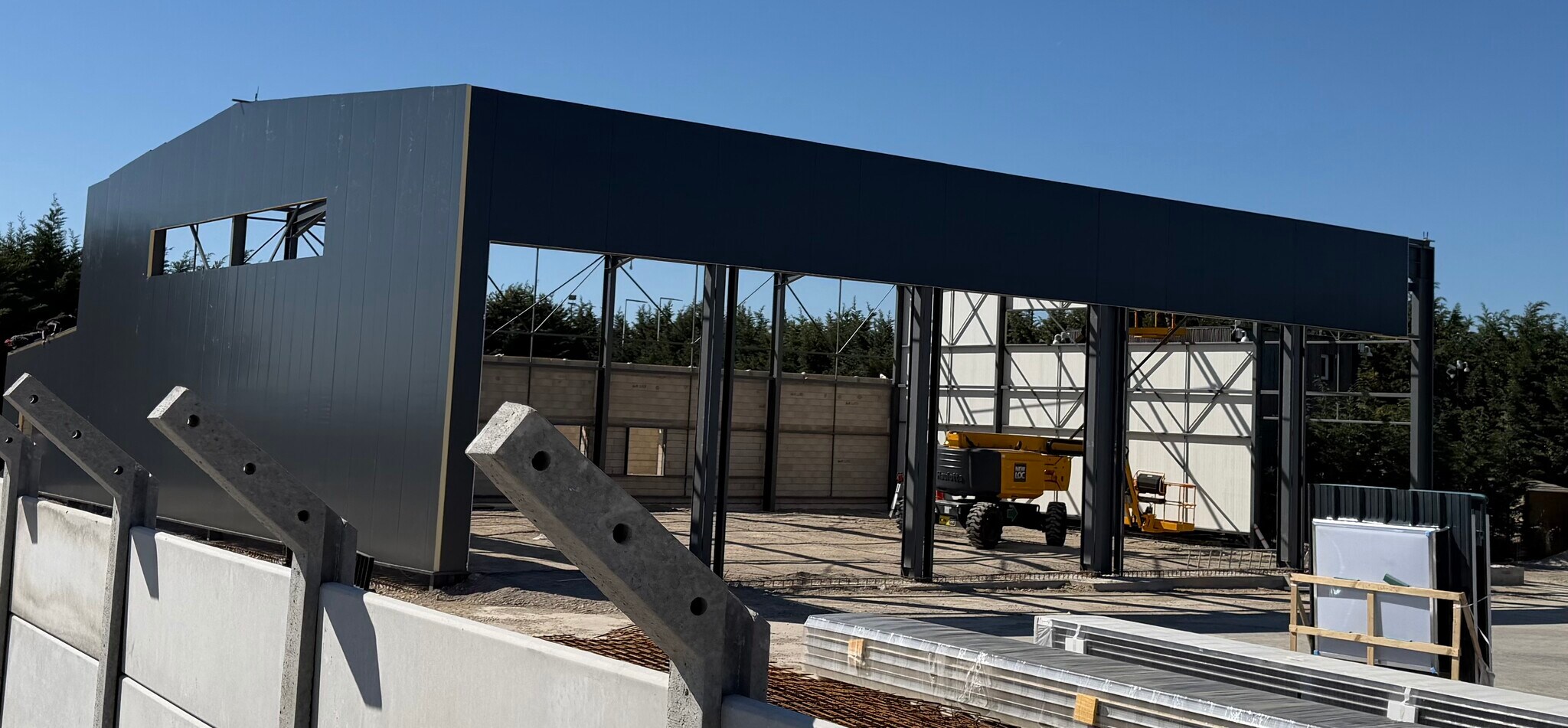 Industrial in Frépillon for lease Building Photo- Image 1 of 3