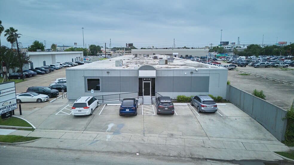 6115 Skyline Dr, Houston, TX à louer - Photo du bâtiment - Image 2 de 23