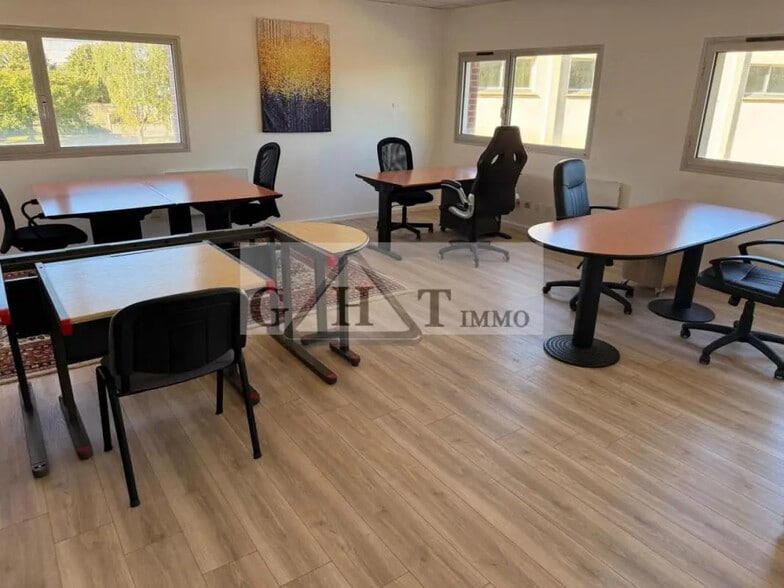 Office in Marcoussis for lease - Interior Photo - Image 1 of 5