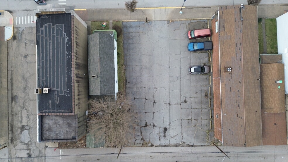 Follansbee Investment Portfolio portfolio of 3 properties for sale on LoopNet.ca - Building Photo - Image 2 of 8