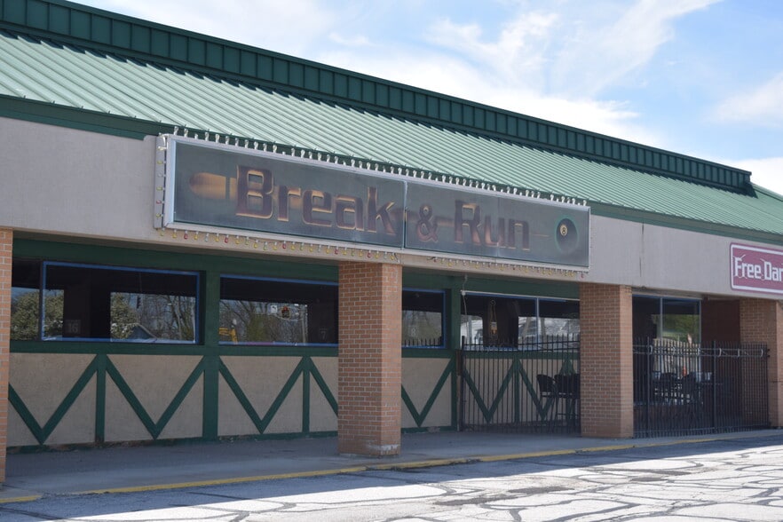 1421-1571 Goshen Ave, Fort Wayne, IN for lease - Building Photo - Image 3 of 6