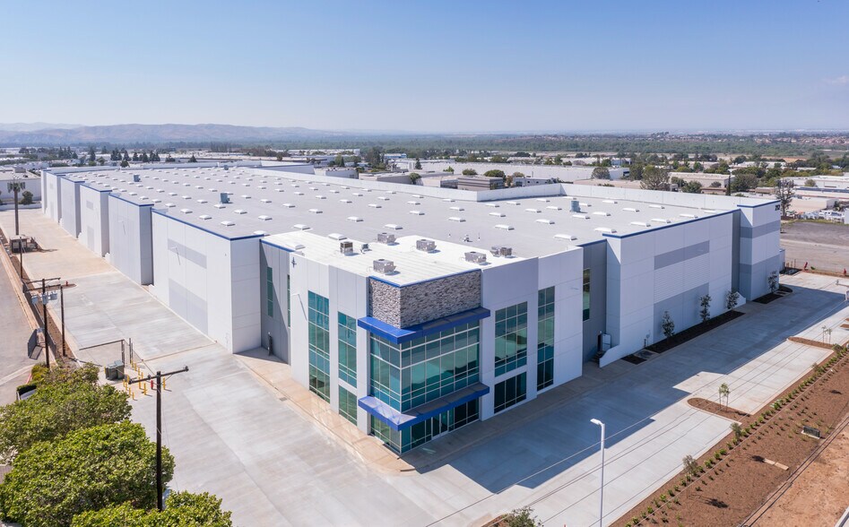 212 N Smith Ave, Corona, CA à louer - Photo du bâtiment - Image 2 de 17