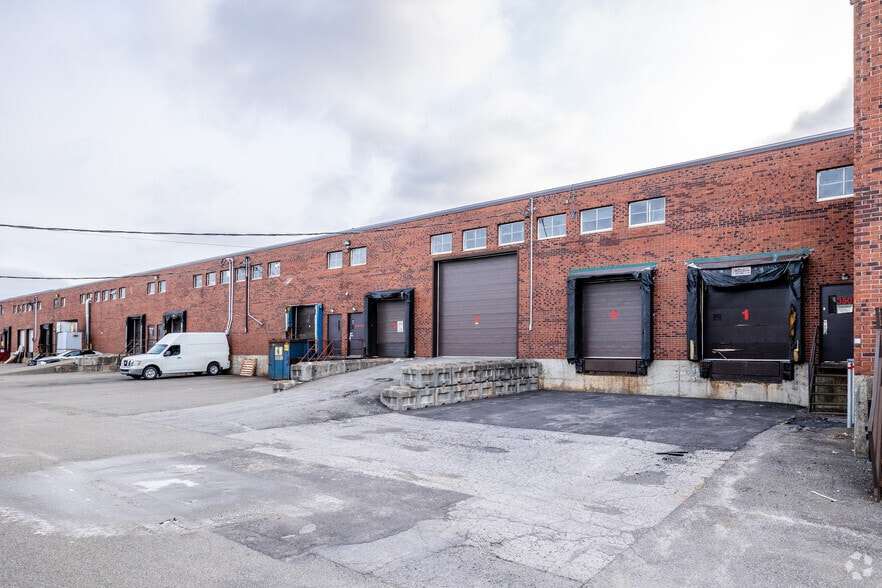 3455-3505 Rue Griffith, Montréal, QC à louer - Photo du bâtiment - Image 2 de 3