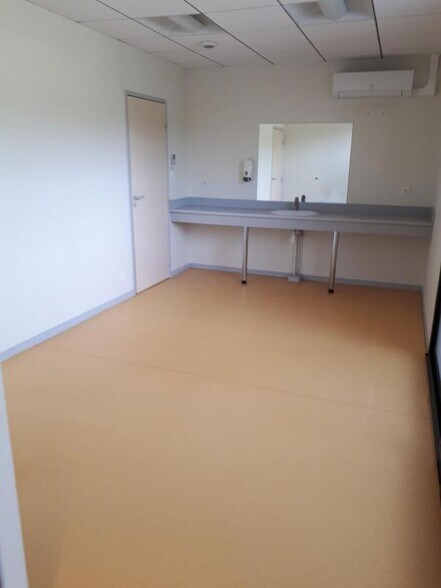 Office/Medical in La Roche-Vineuse for lease - Interior Photo - Image 3 of 8