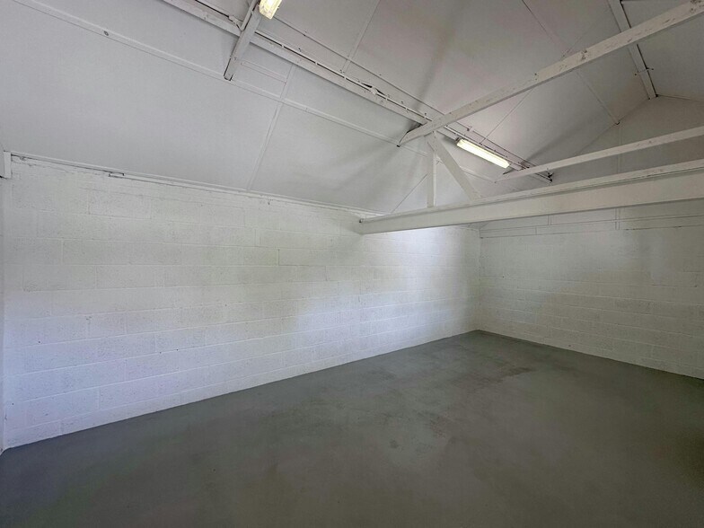 Thame Rd, Long Crendon à louer - Photo du bâtiment - Image 3 de 6