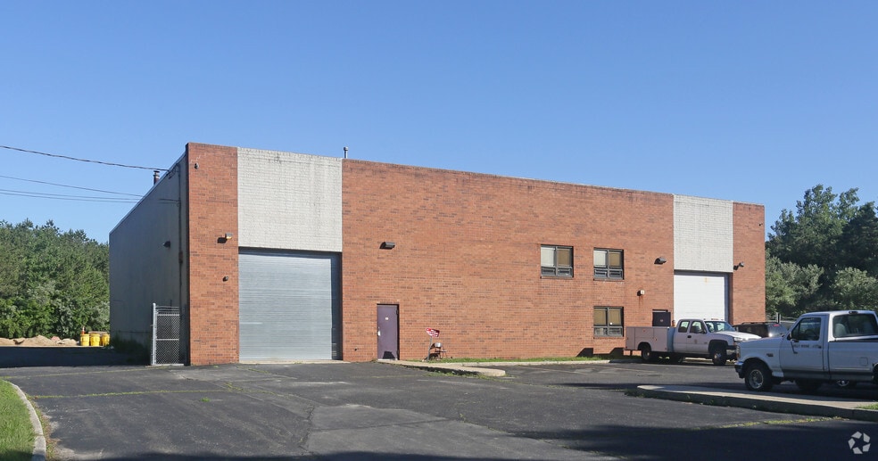 124 Sills Rd, Yaphank, NY for sale - Primary Photo - Image 1 of 4