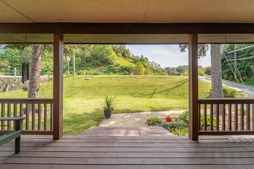 3074 Old Cullowhee Rd, Cullowhee, NC à vendre - Photo du bâtiment - Image 3 de 45