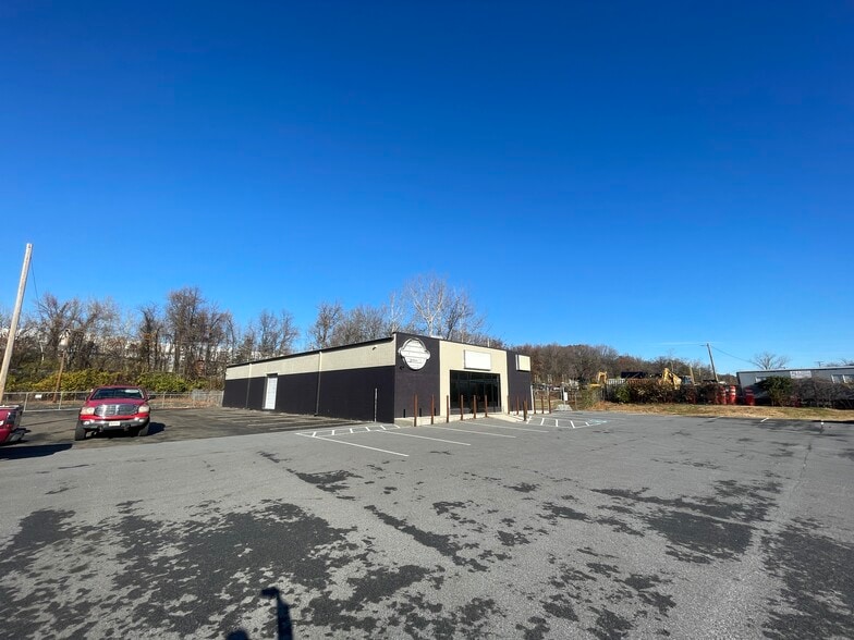 9026 Pulaski Hwy, Middle River, MD à louer - Photo du bâtiment - Image 3 de 14