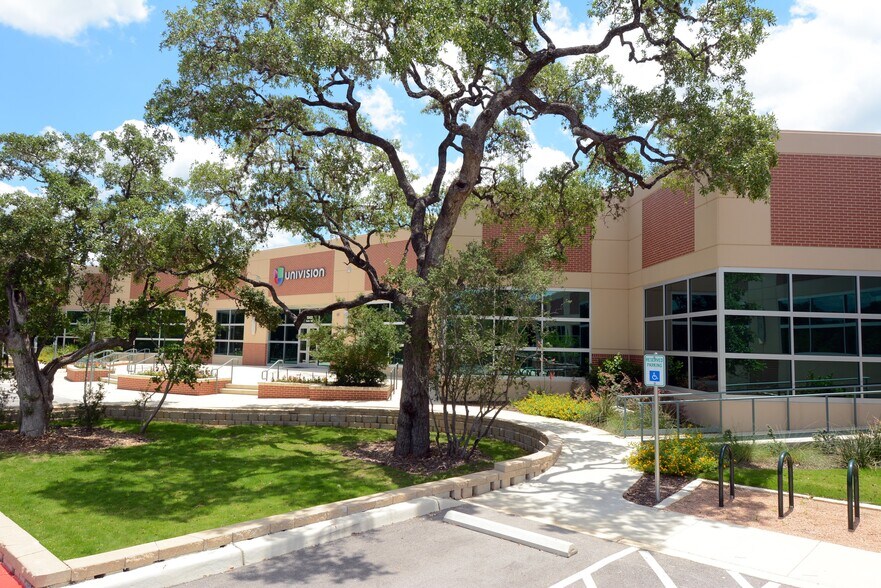 12451 Network Blvd, San Antonio, TX à louer - Photo du bâtiment - Image 1 de 6