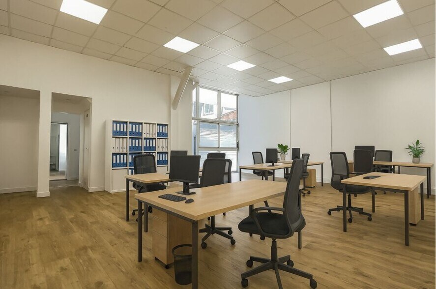 Office in Paris for lease - Building Photo - Image 2 of 5