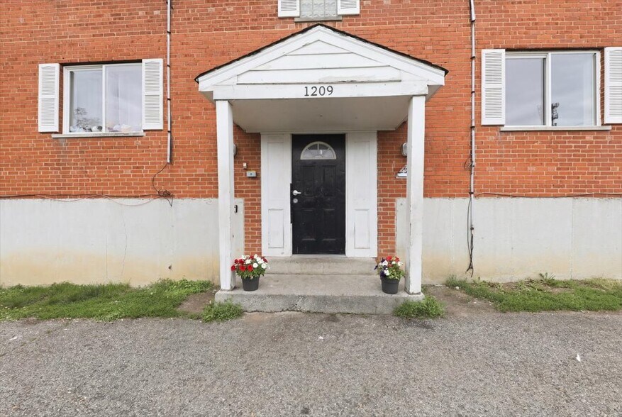 1209 W Galbraith Rd, Cincinnati, OH à vendre - Photo du bâtiment - Image 2 de 14