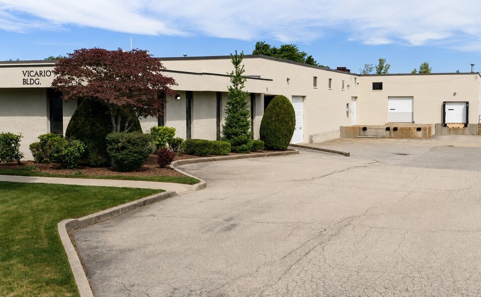31 Western Industrial Dr, Cranston, RI for lease - Building Photo - Image 1 of 5
