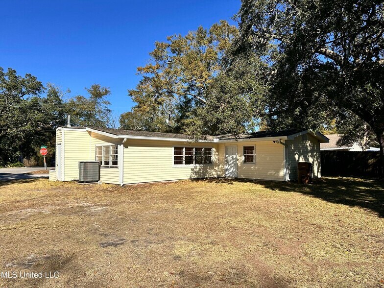 415 Old Pass Rd, Long Beach, MS à vendre - Photo du bâtiment - Image 1 de 23