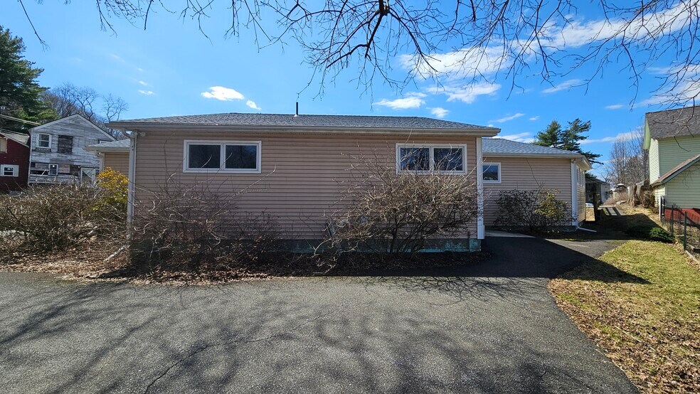 11 Elm St, Philmont, NY à vendre - Photo du bâtiment - Image 2 de 16