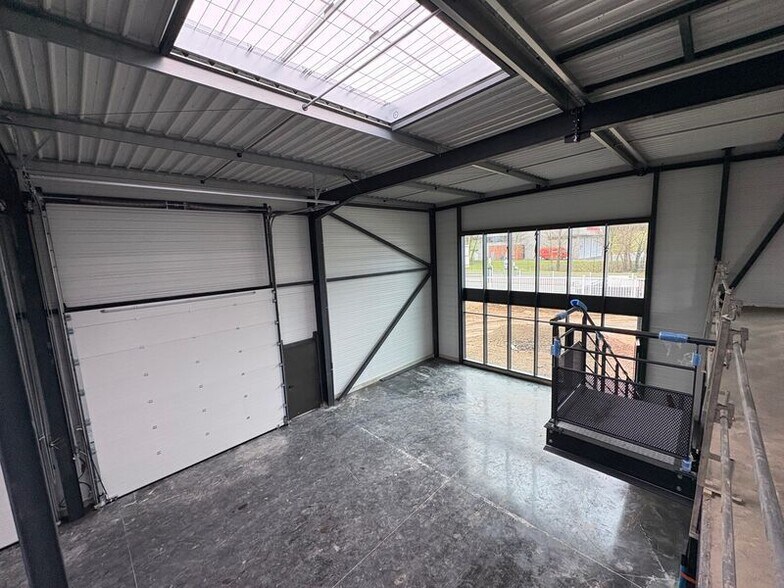 Flex in Lissieu for lease - Building Photo - Image 2 of 7