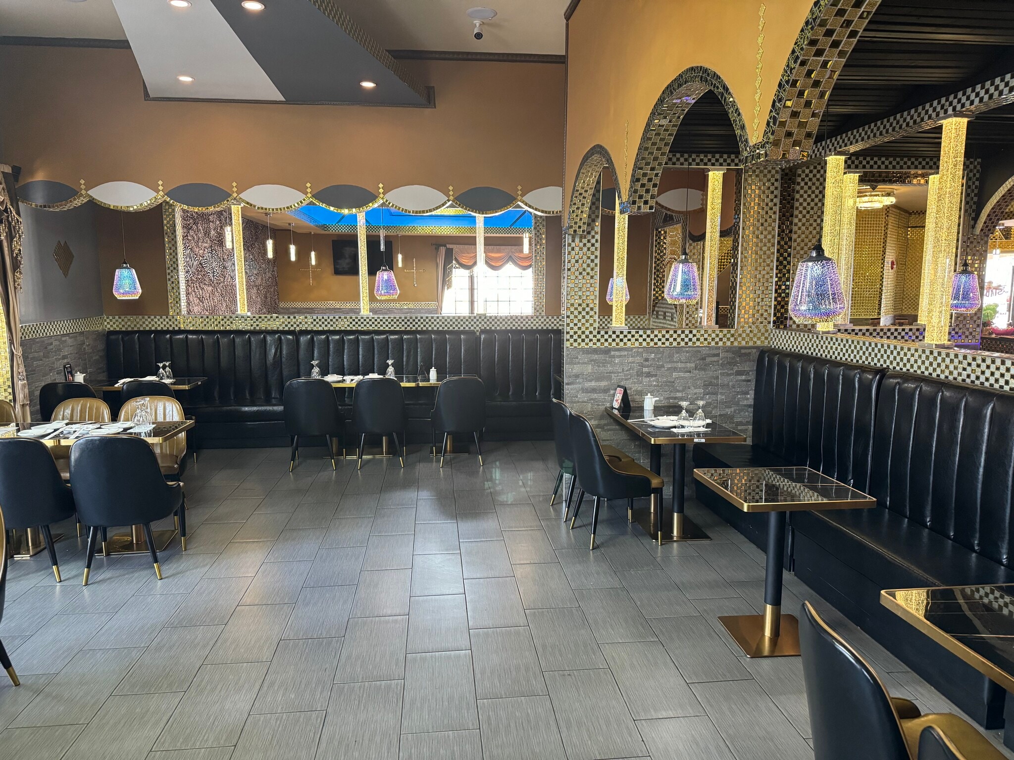 394 W Virginia St, Crystal Lake, IL for sale Interior Photo- Image 1 of 4