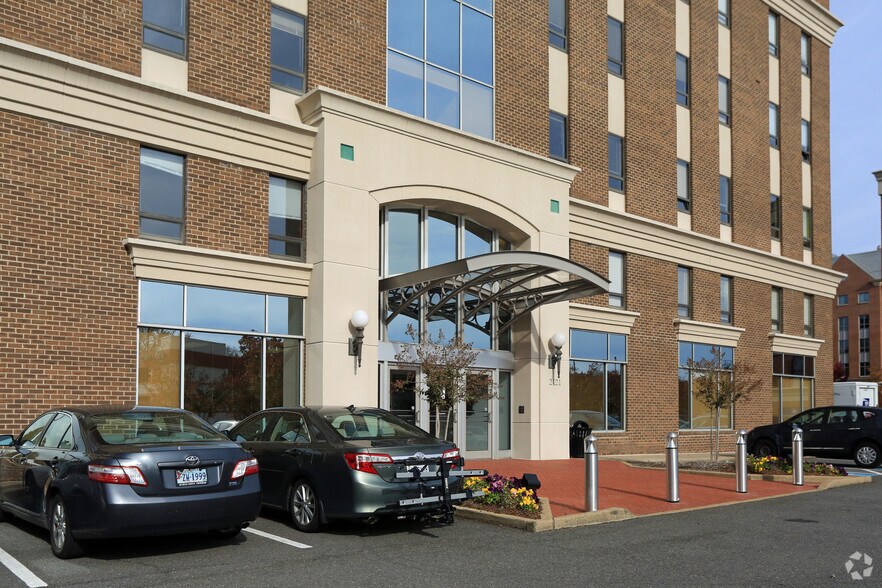 2121 Eisenhower Ave, Alexandria, VA à louer - Photo du bâtiment - Image 2 de 8