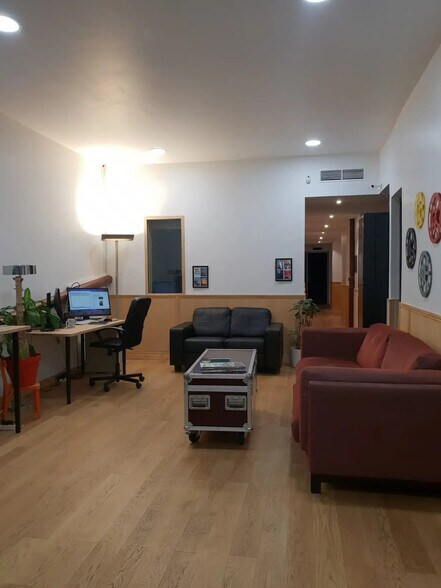 Immeuble residentiel dans Paris à vendre - Photo du bâtiment - Image 2 de 8